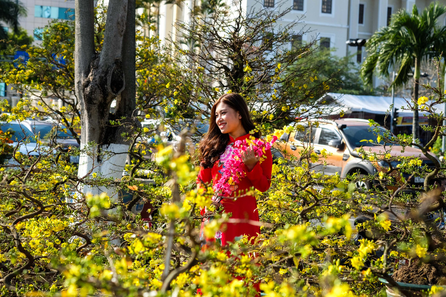 Tại chợ hoa ngày 21/1 (27 Tết), rất đông người dân và du khách đến mua hoa, tham quan và chụp ảnh, lưu lại những khoảnh khắc đẹp. Tại chợ hoa ngày 21/1 (27 Tết), rất đông người dân và du khách đến mua hoa, tham quan và chụp ảnh, lưu lại những khoảnh khắc đẹp.