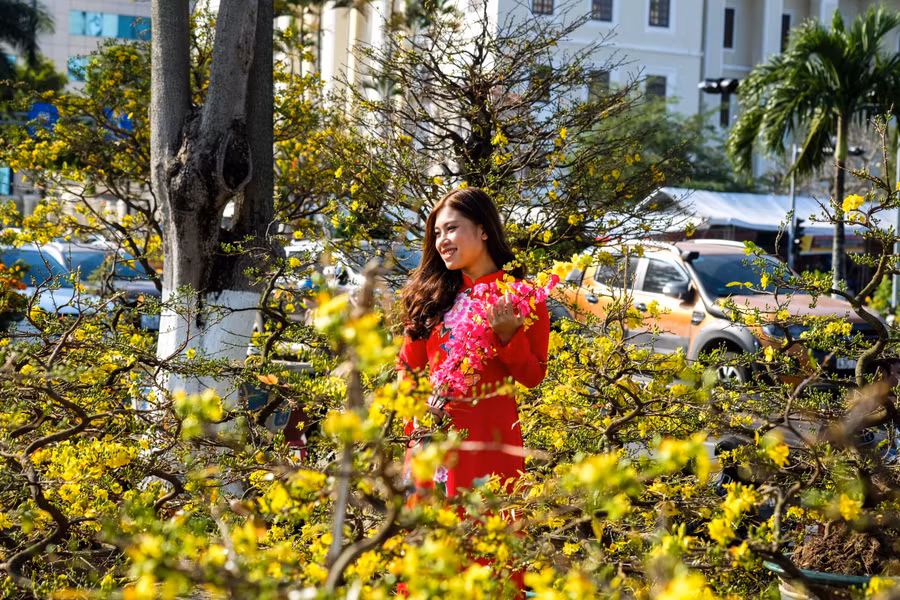 Tại chợ hoa ngày 21/1 (27 Tết), rất đông người dân và du khách đến mua hoa, tham quan và chụp ảnh, lưu lại những khoảnh khắc đẹp.