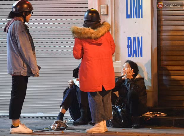 Đêm giáp Tết ấm áp với tấm lòng thiện nguyện của các bạn học sinh cấp 3 tới người lao động nghèo - Ảnh 14.