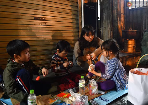 Đêm giáp Tết ấm áp với tấm lòng thiện nguyện của các bạn học sinh cấp 3 tới người lao động nghèo - Ảnh 12.