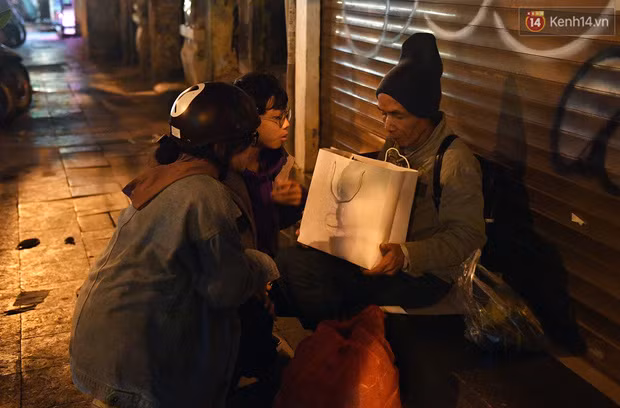 Đêm giáp Tết ấm áp với tấm lòng thiện nguyện của các bạn học sinh cấp 3 tới người lao động nghèo - Ảnh 13.