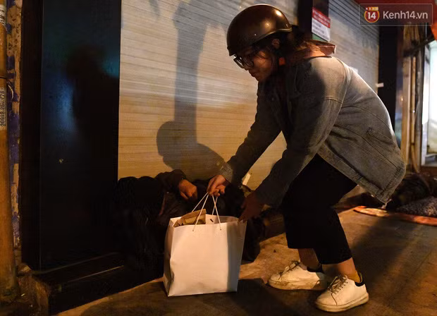 Đêm giáp Tết ấm áp với tấm lòng thiện nguyện của các bạn học sinh cấp 3 tới người lao động nghèo - Ảnh 15.