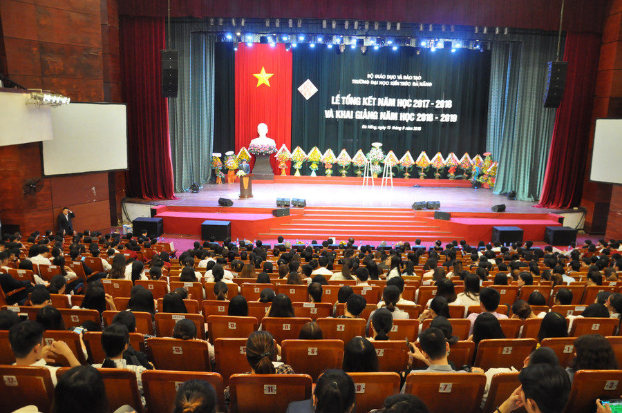 Lễ tổng kết năm học 2017-2018 và khai giảng năm học 2018-2019 diễn ra trong không khí trang trọng, vui tươi