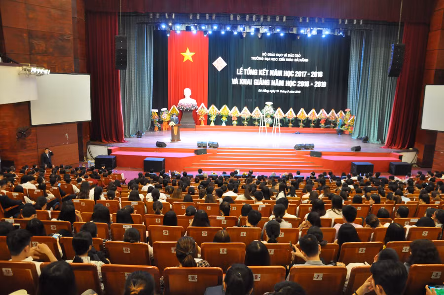 Lễ tổng kết năm học 2017-2018 và khai giảng năm học 2018-2019 diễn ra trong không khí trang trọng, vui tươi