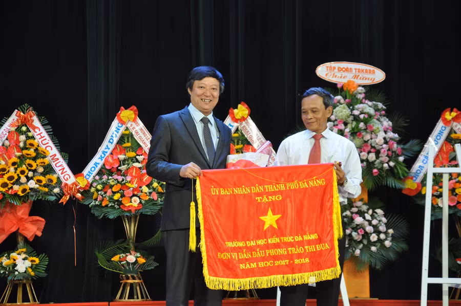 Trường ĐH Kiến trúc Đà Nẵng đón nhận Cờ thi đua dẫn đầu phong trào thi đua năm học 2017-2018 do UBND TP. Đà Nẵng trao tặng