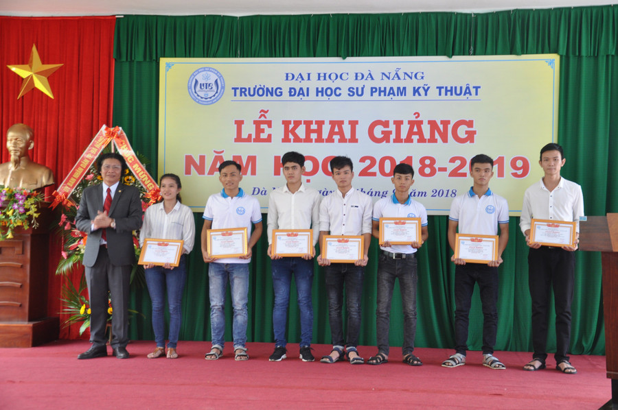 Tuyên dương, khen thưởng sinh viên đạt thành tích cao trong năm học 2017 - 2018