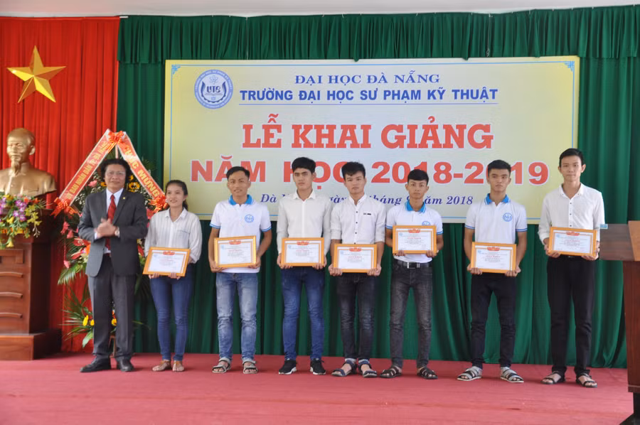 Tuyên dương, khen thưởng sinh viên đạt thành tích cao trong năm học 2017 - 2018