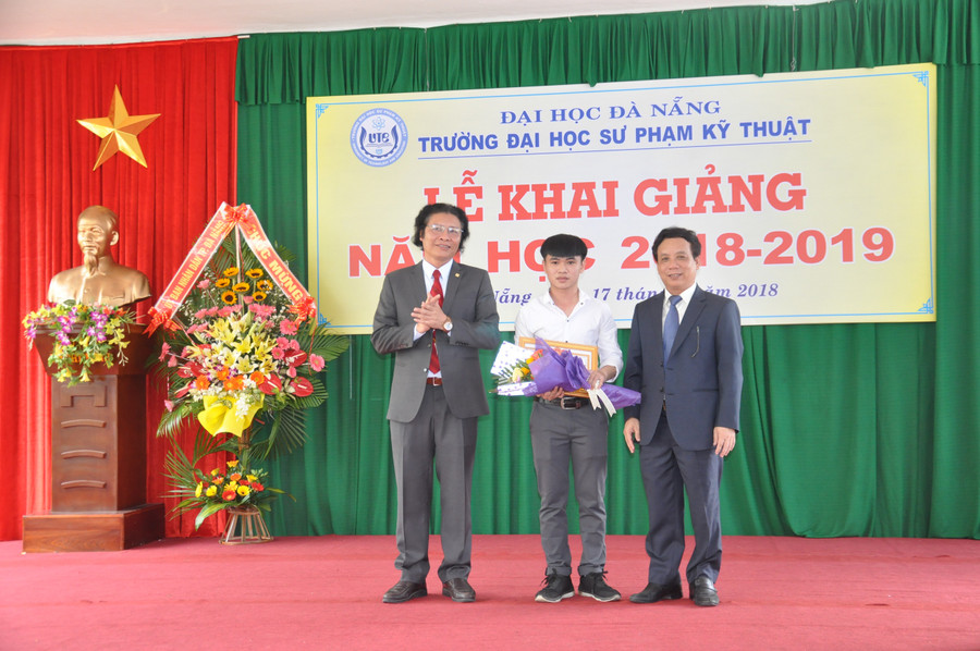 Vinh danh sinh viên đạt thủ khoa kỳ tuyển sinh 2018