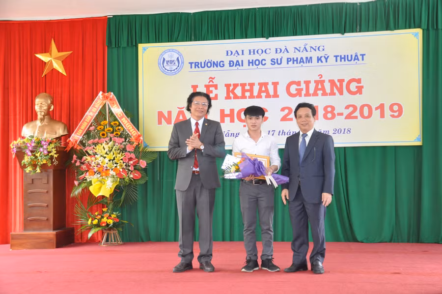 Vinh danh sinh viên đạt thủ khoa kỳ tuyển sinh 2018 Vinh danh sinh viên đạt thủ khoa kỳ tuyển sinh 2018