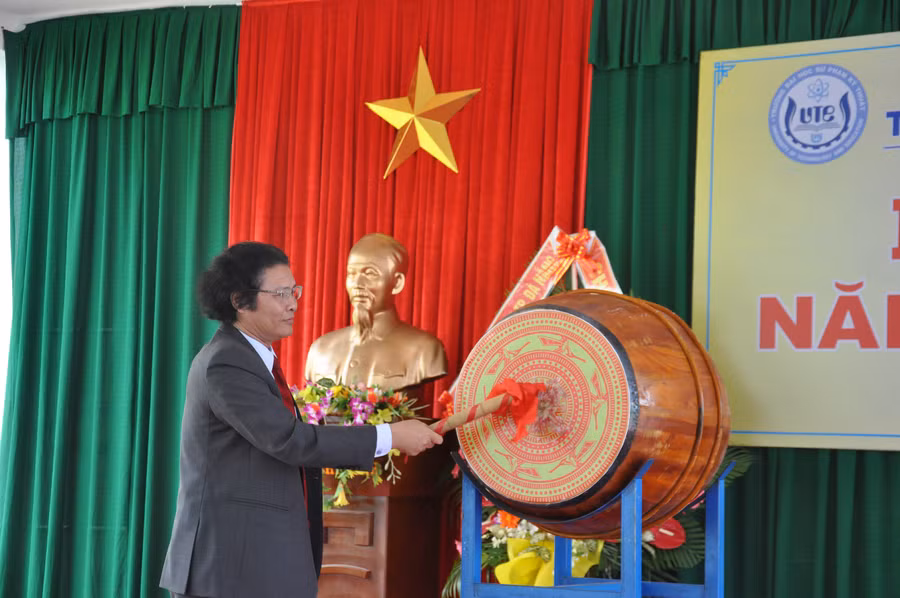 PGS.TS Phan Cao Thọ - Hiệu trưởng Trường ĐH Sư phạm kỹ thuật (ĐH Đà Nẵng) đánh trống khai giảng