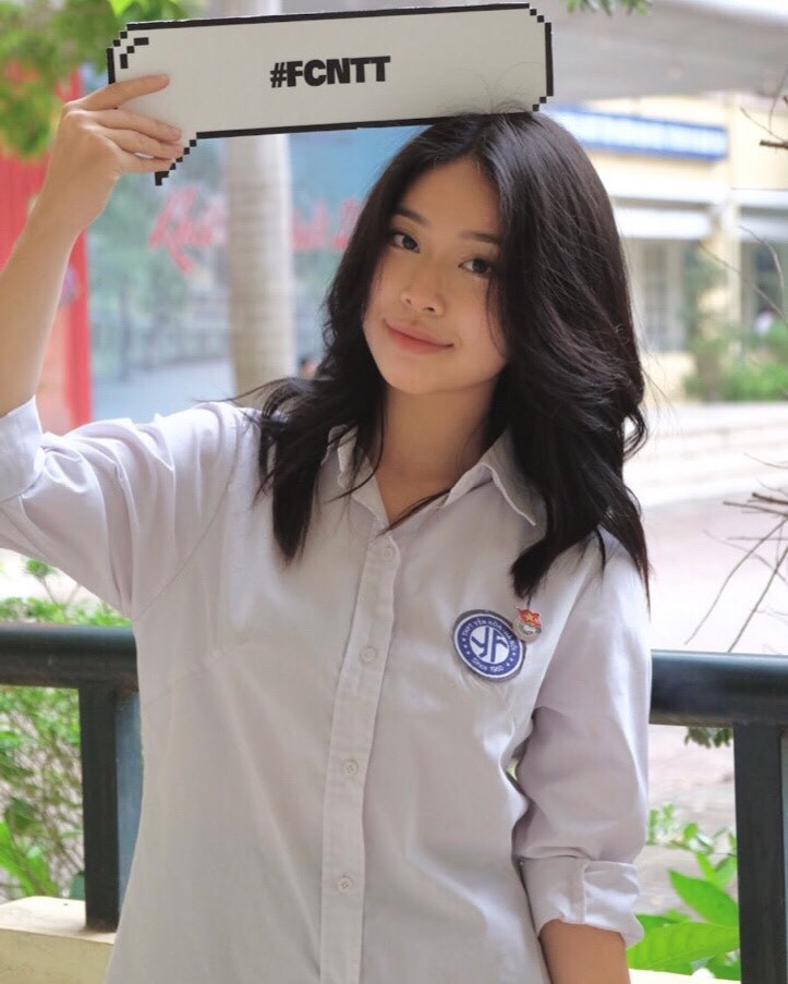 Hoàng Phương Linh, học sinh lớp 12D1, Trường THPT Yên Hòa. Hoàng Phương Linh, học sinh lớp 12D1, Trường THPT Yên Hòa.