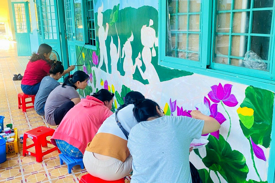 Hiện có 617 cơ sở giáo dục trên toàn tỉnh Đồng Tháp hưởng ứng vẽ bích họa Sen. Hiện có 617 cơ sở giáo dục trên toàn tỉnh Đồng Tháp hưởng ứng vẽ bích họa Sen.