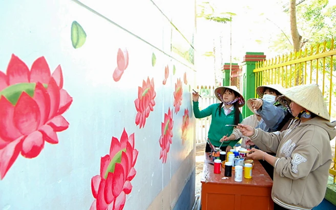 Các trường học trên địa bàn huyện Hồng Ngự tích cực tham gia Hội thi vẽ bích họa Sen. Ảnh: Minh Thi.