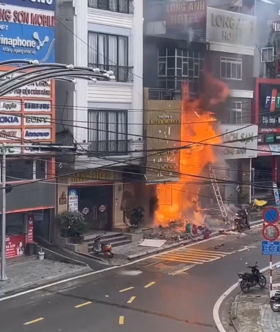 Hiện trường vụ cháy cửa hàng kinh doanh gas tại thị xã Sa Pa.