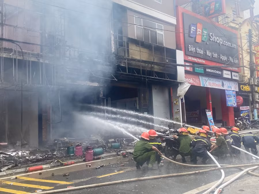 Lực lượng chức năng tham gia chữa cháy.