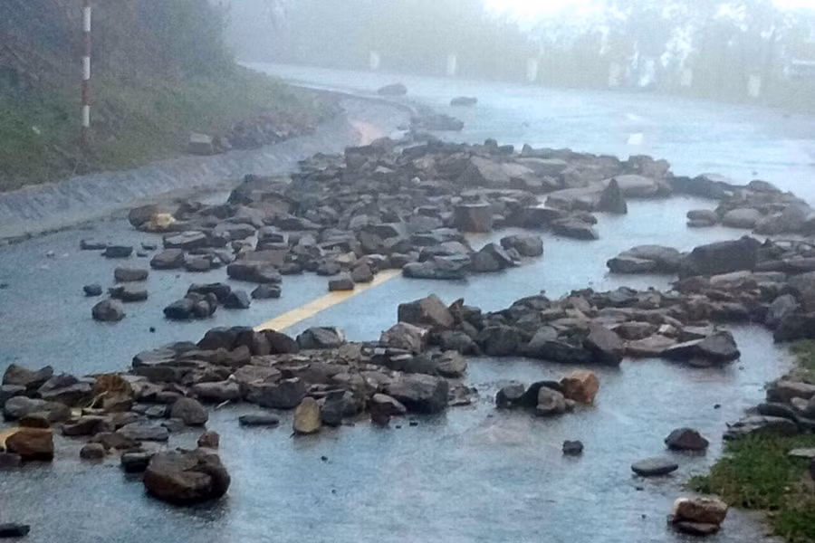 Mưa lớn khiến Quốc lộ 48 bị sạt lở đá, giao thông chia cắt.