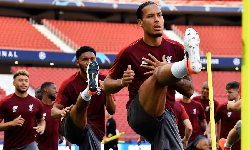 Trung vệ Virgil van Dijk đang có một mùa giải thi đấu tuyệt hay. Anh đã giành giải “Cầu thủ xuất sắc nhất Anh” mùa giải 2018-2019 do Hiệp hội Cầu thủ chuyên nghiệp Anh bình chọn và lọt vào ĐHTB của Ngoại Hạng Anh mùa này.