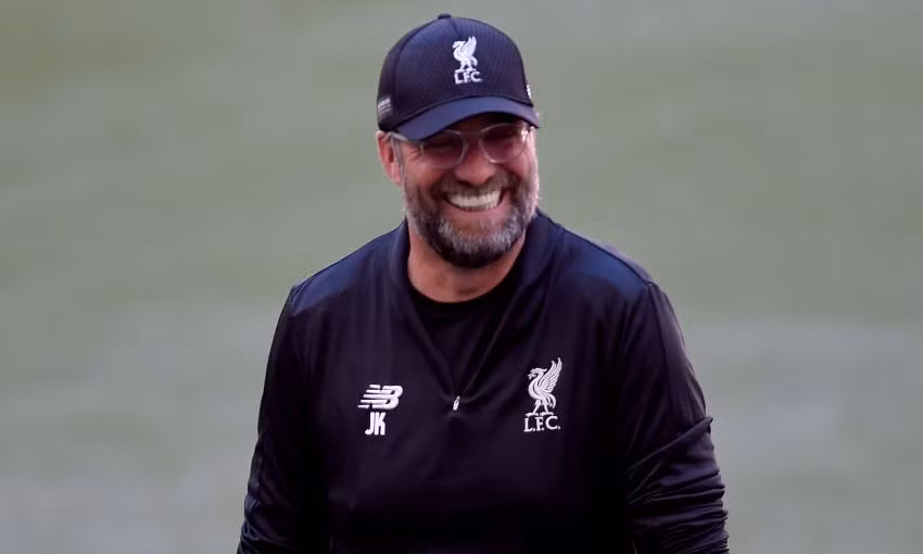 HLV Jurgen Klopp tỏ ra rất thoải mái trong buổi tập. Trong một phát biểu mới đây, ông tuyên bố, mình không phải là kẻ thất bại chỉ là chưa may mắn tại Champions League. Và trận đấu sáng ngày mai sẽ là cơ hội để ông chứng minh điều đó.