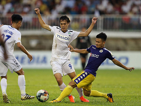 Văn Toàn trang bóng của Quang Hải. Văn Toàn trang bóng của Quang Hải.