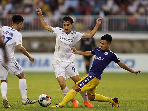 Văn Toàn trang bóng của Quang Hải.