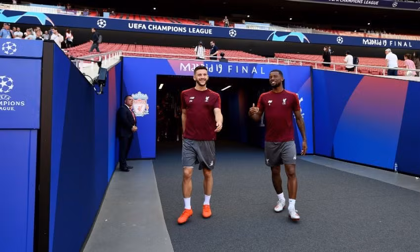 Bộ đôi tiền vệ Adam Lallana và Wijnaldum tiến ra sân với nụ cười thoải mái. Tiền vệ người Hà Lan, Wijnaldum chính là người hùng của Liverpool trong trận bán kết lượt về gặp Barca. Anh đã lập một cú đúp, góp công vào việc đưa 