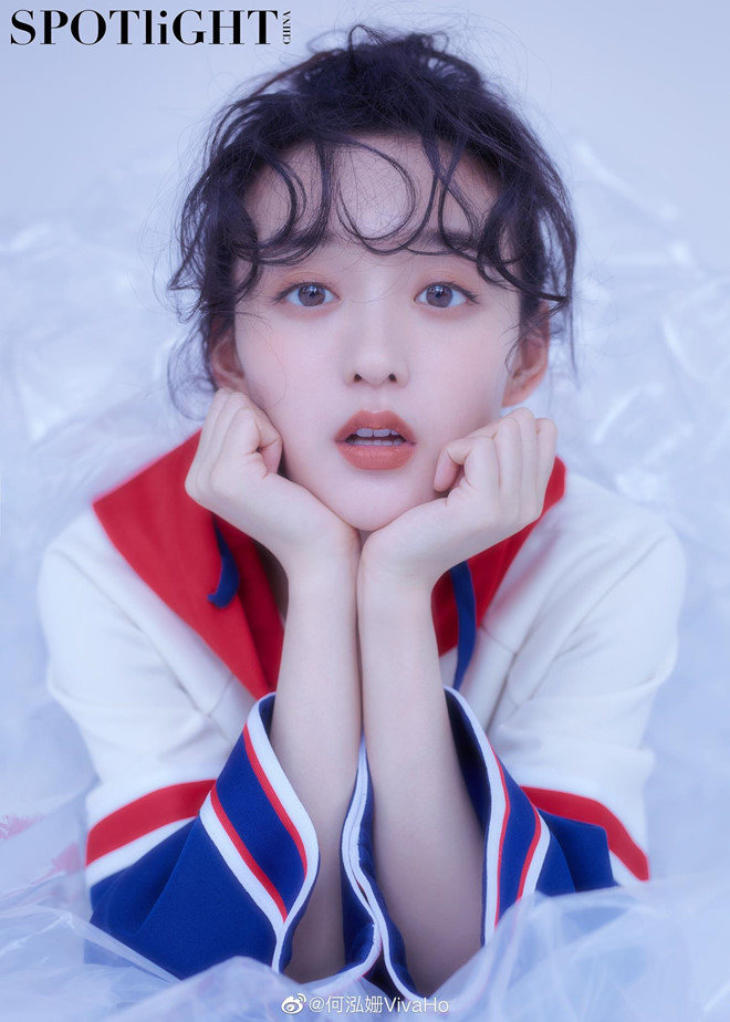 Vai diễn A Tử ngang ngạnh, yêu điên cuồng tỷ phu Kiều Phong của mình do nữ diễn viên trẻ Hà Hoằng San diễn. Hà Hoằng San sinh năm 1997, nổi tiếng với vai diễn Mai Tần trong Hậu cung Như Ý truyện. Nhan sac goi cam cua dan sao nu