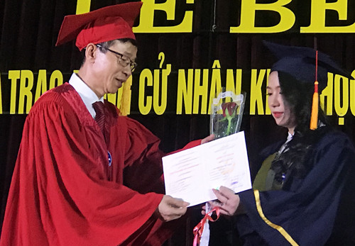 GS Nguyễn Văn Minh trao bằng tốt nghiệp cho sinh viên khóa 65.