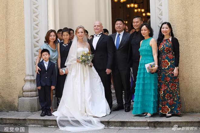 Ông Tĩnh Tinh bên chồng và người thân trong ngày vui. Cuộc hôn nhân đầu tiên của Ông Tĩnh Tinh là với diễn viên võ thuật kiêm đạo diễn Lưu Gia Lương. Ông hơn nữ diễn viên 30 tuổi. Năm 2013, ông Lưu Gia Lương qua đời vì ung thư.