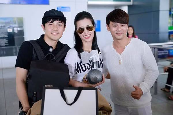 10 cặp nghệ sĩ Vbiz không "bà con họ hàng" nhưng lại giống nhau đến khó tin ảnh 24