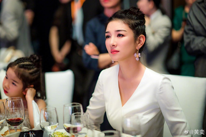 Huỳnh Dịch sinh năm 1979 sẽ vào vai Tần Hồng Miên. Tần Hồng Miên là một trong những giai nhân của Đoàn Chính Thuần, mẹ ruột của Mộc Uyển Thanh. Nữ diễn viên Huỳnh Dịch từng được khán giả Việt Nam biết đến qua bộ phim: Lên nhầm kiệu hoa được chồng như ý, Hoàn Châu cách cách 3... Nhan sac goi cam cua dan sao nu