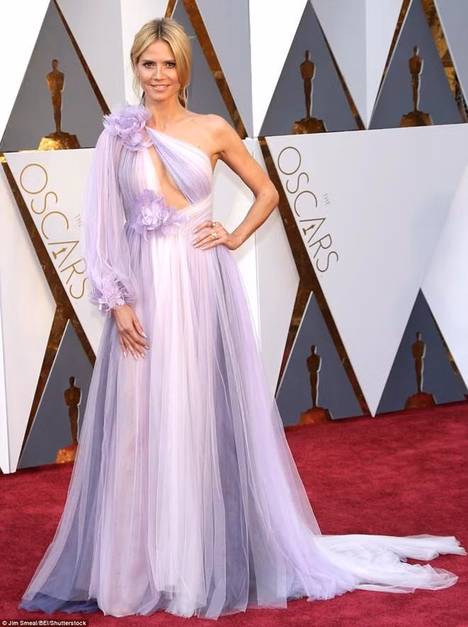 Chi Pu nhieu lan gay tranh cai vi trang phuc giong nha mot quoc te hinh anh 8 