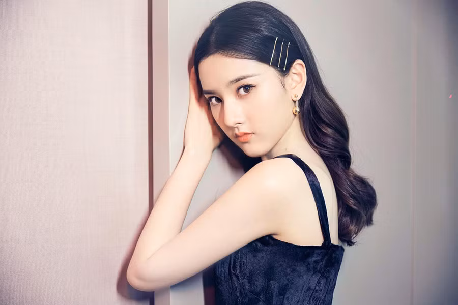 Tống Tổ Nhi là sao nữ 9X sở hữu nhan sắc nổi bật và được khán giả ưu ái gọi là "Thần tiên tỷ tỷ". Sau khoảng thời gian học tập ở nước ngoài, Tống Tổ Nhi trở về Trung Quốc và thi đậu vào Học viện Điện ảnh Bắc Kinh. Cô cũng trở lại làng giải trí với các vai diễn trong Thời đại niên thiếu của chúng ta, Dạ Thiên Tử, Gossip High... Dự án mới nhất của Tống Tổ Nhi là phim truyền hình Nhịp tim trên đầu lưỡi, chuyển thể từ tiểu thuyết cùng tên của nhà văn Tiêu Đường Đông Qua. Nhung sao nhi