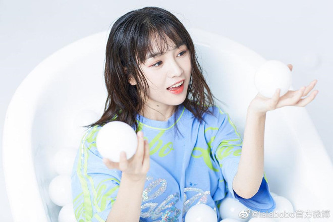 Tôn Nhã Lệ vào làng giải trí với vai trò ca sĩ. Cô tốt nghiệp Học viện Âm nhạc Tứ Xuyên. Năm 2018, Tôn Nhã Lệ tham gia show âm nhạc Trạm kế tiếp truyền kỳ. Ngoài ra, cô còn hoạt động với vai trò diễn viên. Trong Thiên long bát bộ 2019, Tôn Nhã Lệ đóng vai Chung Linh là cô gái xinh xắn, dễ thương vô tư trong sáng thích giúp đỡ kẻ yếu. Cô là em gái cùng cha với Đoàn Dự. Ngoại hình của Tôn Nhã Lệ rất phù hợp với vai diễn Chung Linh. Tuy nhiên, đoàn làm phim đã thiết kế tạo hình cho cô với bộ đồ màu xanh sặc sỡ khiến nữ diễn viên bị chê béo và không đủ xinh đẹp. Nhan sac goi cam cua dan sao nu