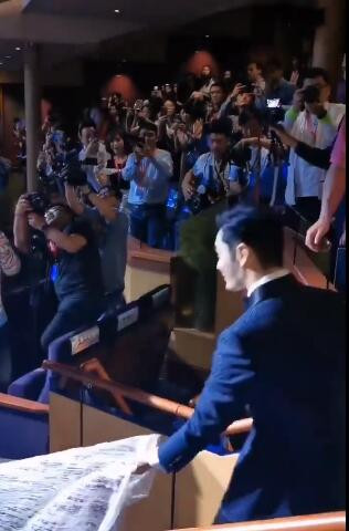 Chu đáo nâng váy giúp vợ, Huỳnh Hiểu Minh đập tan tin đồn ly hôn Angelababy ảnh 8 Đập tan tin đồn ly hôn, Huỳnh Hiểu Minh xuất hiện cùng Angelababy, chu đáo nâng váy giúp vợ ảnh 9