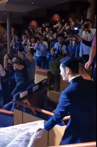 Đập tan tin đồn ly hôn, Huỳnh Hiểu Minh xuất hiện cùng Angelababy, chu đáo nâng váy giúp vợ ảnh 9