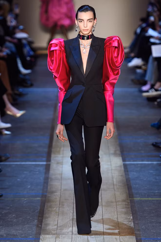 Chi Pu nhieu lan gay tranh cai vi trang phuc giong nha mot quoc te hinh anh 2 