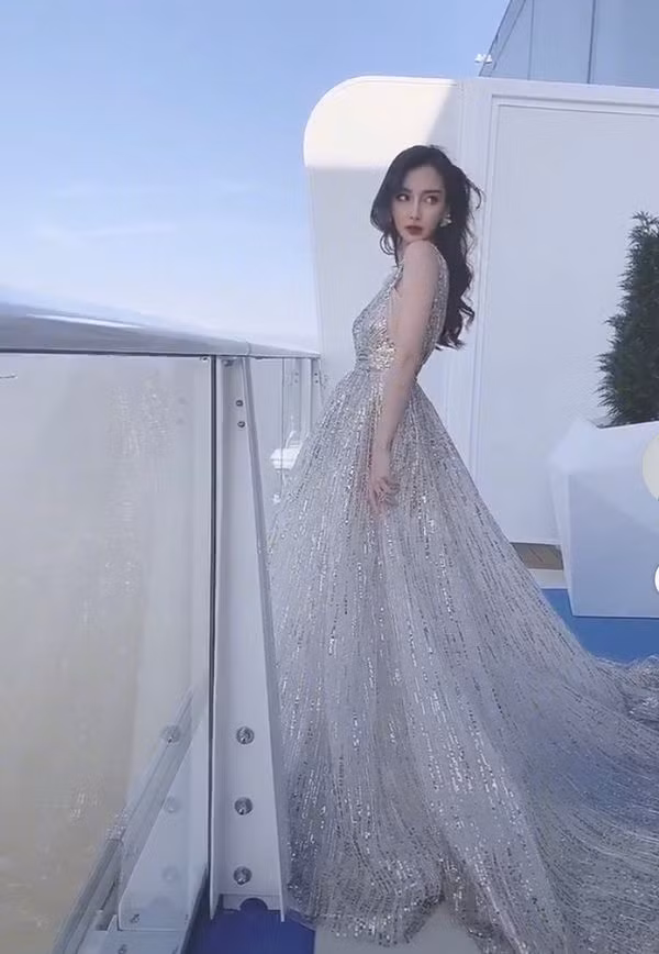 Đập tan tin đồn ly hôn, Huỳnh Hiểu Minh xuất hiện cùng Angelababy, chu đáo nâng váy giúp vợ ảnh 14