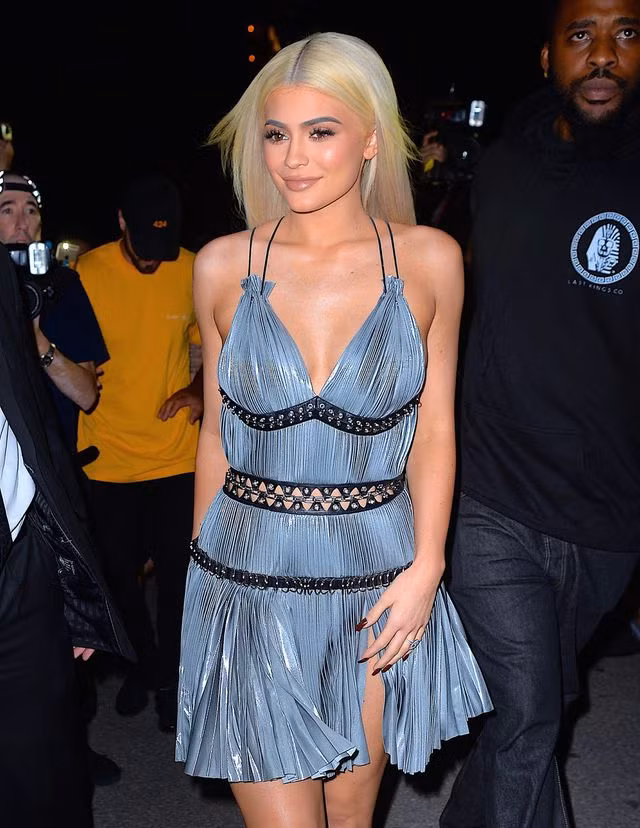 Cô gái 21 tuổi làm “lu mờ” gia sản của những ngôi sao quốc tế - 13