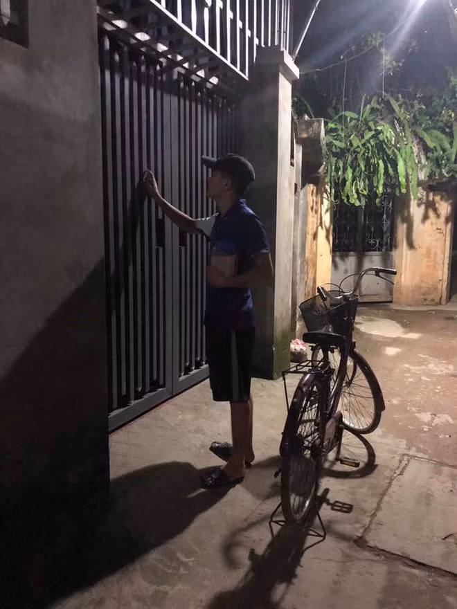 Chàng trai ôm hộp trà sữa đến xin lỗi người yêu.