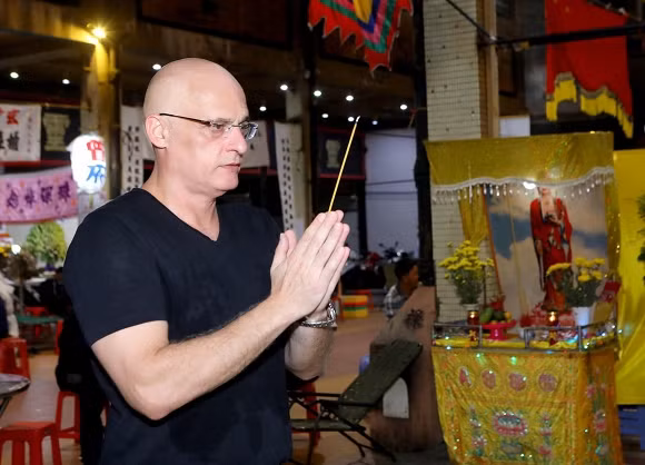 Chồng Tây của Phi Thanh Vân là Thierry Blanc đã đến viếng bố vợ lần cuối. 