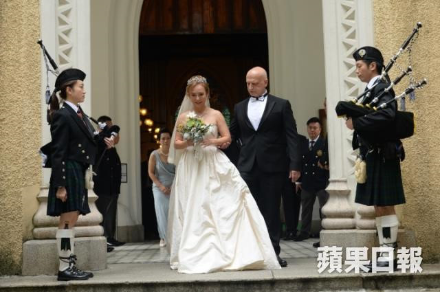 Ông Tĩnh Tinh chia sẻ yêu chồng ở sự chính trực, thật thà và tốt bụng. Cô chưa bao giờ quan tâm đến gia thế bên nhà chồng. “Tôi là người trong ngành luật. Tôi hiểu luật và cũng là một học giả. Tôi từng có nhiều bài báo, bài viết được xuất bản và tôi tin rằng chúng ta không cần sống dựa vào tiền của bất kỳ ai”, Ông Tĩnh Tinh nói.