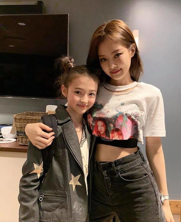 Mẫu nhí Ella Gross là ai mà khiến Sơn Tùng M-TP "thả tim" miệt mài trên Instagram ảnh 9 Ella chụp ảnh cùng Jennie - Black Pink.
