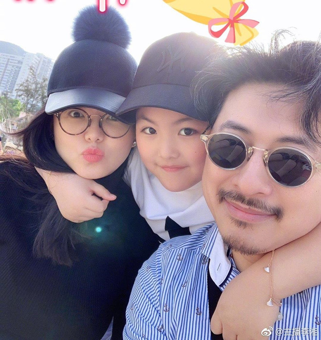 Vương Thi Linh sinh năm 2009, là con gái của MC Lý Tương và đạo diễn Vương Nhạc Luân. Lý Tương từng là MC quyền lực của đài Hồ Nam với khả năng dẫn dắt chương trình được đánh giá cao. Vương Thi Linh còn là con gái nuôi của MC Hà Cảnh, một trong những MC có địa vị bậc nhất trong làng giải trí Hoa ngữ hiện nay. Cuoc song phu day hang hieu cua con gai MC quyen luc Trung Quoc hinh anh 2