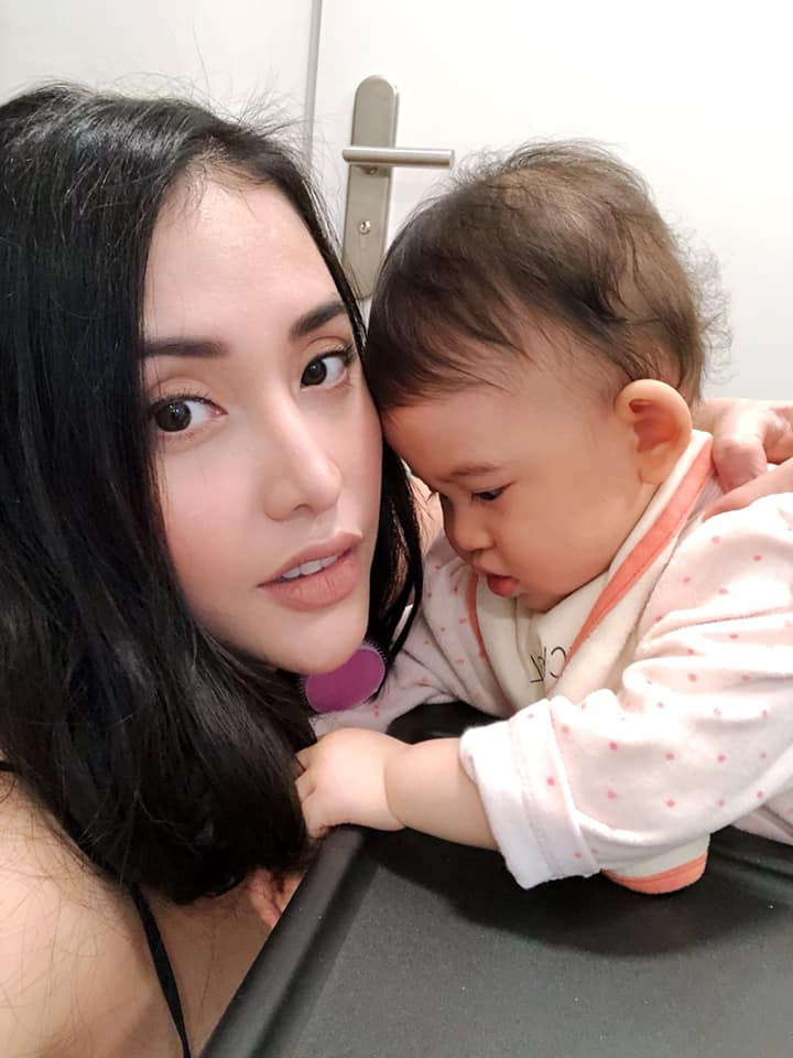 Mai Hồ khoe con gái xinh như búp bê giữa cuộc sống viên mãn ở trời Tây ảnh 10 Mai Hồ khoe con gái xinh như búp bê giữa cuộc sống viên mãn ở trời Tây ảnh 10