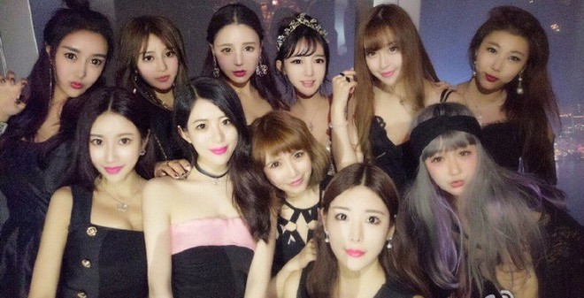 9 cô bạn thân khoe ảnh chụp cùng xinh như mộng, dân mạng nhìn kỹ chỉ thấy giống như 1 giọt nước - Ảnh 2. 9 cô bạn thân khoe ảnh chụp cùng xinh như mộng, dân mạng nhìn kỹ chỉ thấy giống như 1 giọt nước - Ảnh 2.