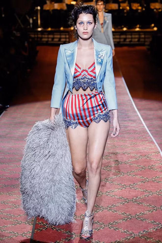 Chi Pu nhieu lan gay tranh cai vi trang phuc giong nha mot quoc te hinh anh 4 