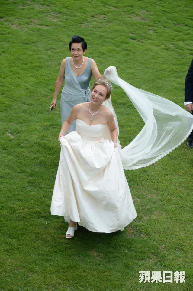 Trong ngày cưới, Ông Tĩnh Tinh không giấu nổi xúc động khi nhận được sự ủng hộ của các con. “Tôi có hai con gái. Thật hạnh phúc khi các con đều mong mẹ hạnh phúc", cô nói. Ông Tĩnh Tinh sinh năm 1964 tại TP.HCM (Việt Nam). Cha cô là người Mỹ, còn mẹ mang hai dòng máu Trung - Việt. Ở tuổi thiếu nữ, cô cùng gia đình chuyển đến sống ở Hong Kong.