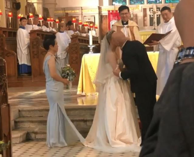 Khoảnh khắc ngọt ngào của Ông Tĩnh Tinh và chồng. Ông Hà Du Bưu là doanh nhân giàu có và nổi tiếng. Gia tộc họ Hà được xếp vào hàng danh giá bậc nhất ở Hong Kong. Nhiều người cho rằng Ông Tĩnh Tinh may mắn khi lọt mắt xanh đại gia Hà Du Bưu.