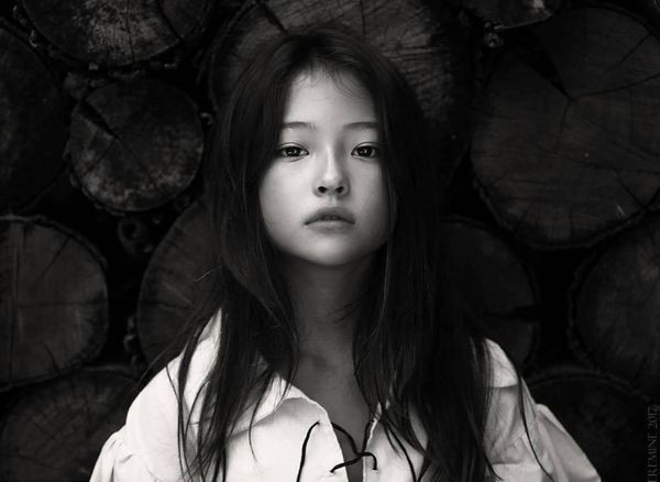 Mẫu nhí Ella Gross là ai mà khiến Sơn Tùng M-TP "thả tim" miệt mài trên Instagram ảnh 4 Vẻ đẹp cuốn hút đầy thần thái của Ella biến hóa linh hoạt qua từng bộ ảnh.