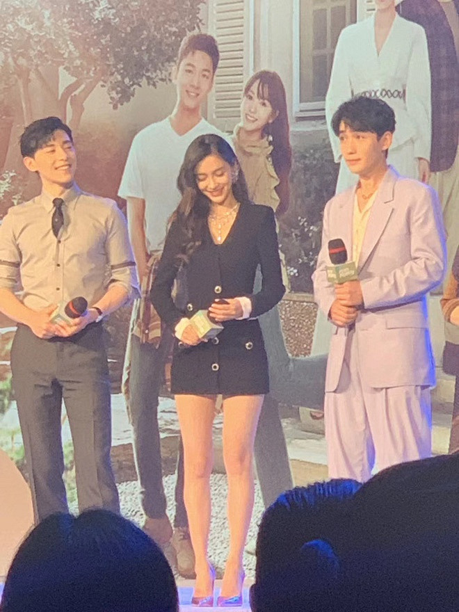 Lộ ảnh chụp chưa qua photoshop, thân hình của Angela Baby bất ngờ gây sốt cộng đồng mạng - Ảnh 5 Lộ ảnh chụp chưa qua photoshop, thân hình của Angela Baby bất ngờ gây sốt cộng đồng mạng - Ảnh 5